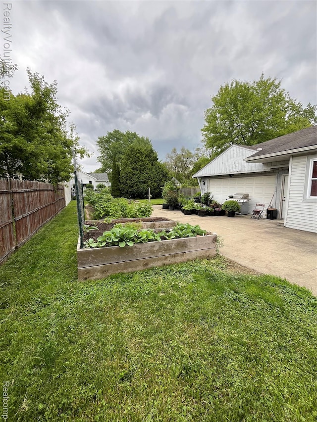 25850 Eureka Dr, Warren, MI 48091 - view of yard featuring a garden and driveway
