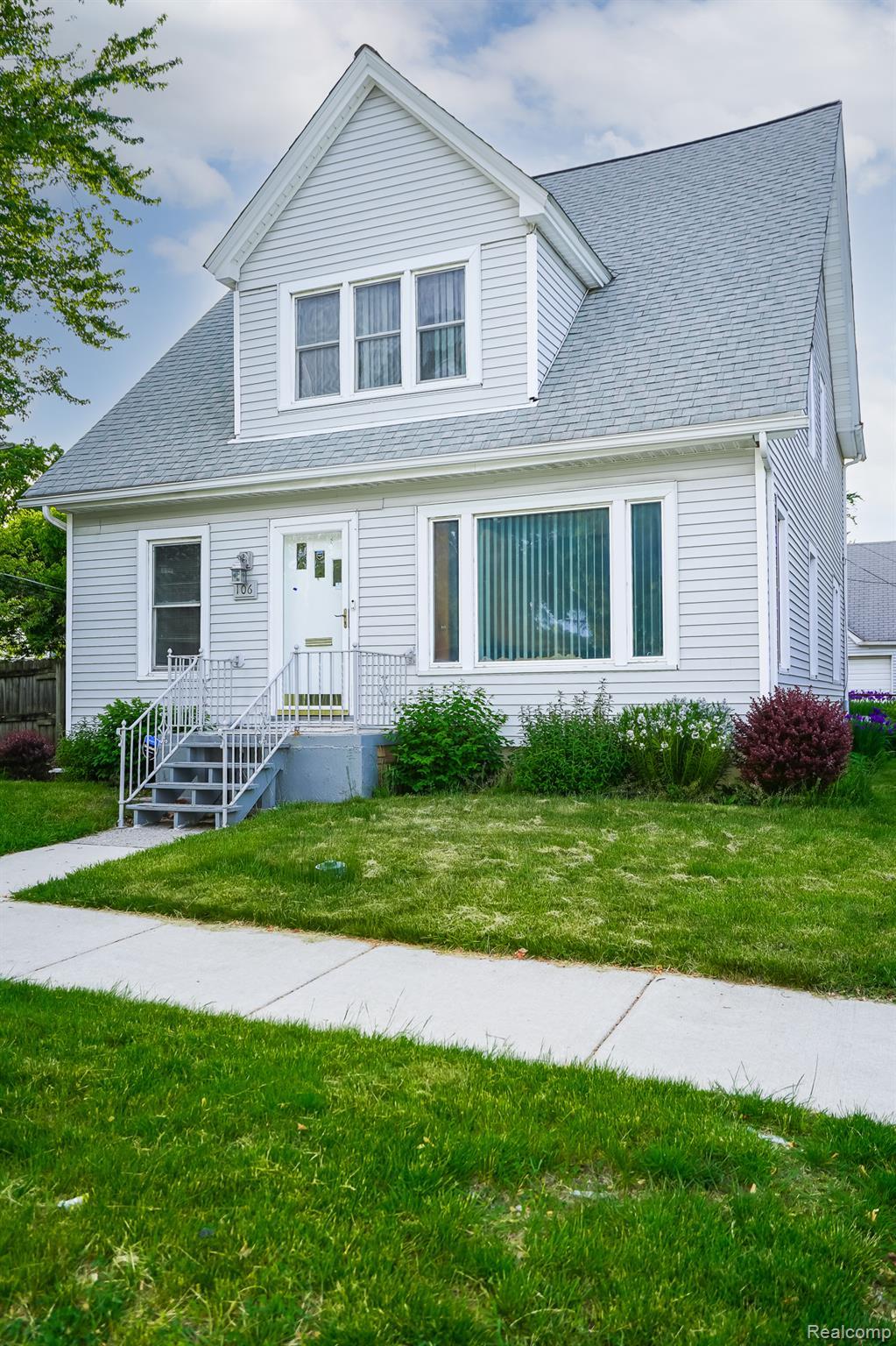 106 Hubbard St, Mount Clemens, MI 48043 - view of front facade with a shingled roof and a front yard
