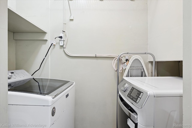 58540 Grand River Ave, New Hudson, MI 48165 - laundry room featuring washing machine and clothes dryer