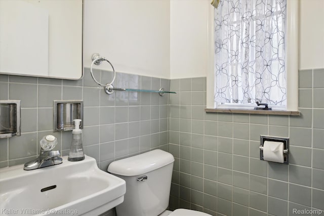 58540 Grand River Ave, New Hudson, MI 48165 - bathroom with a sink, toilet, and tile walls