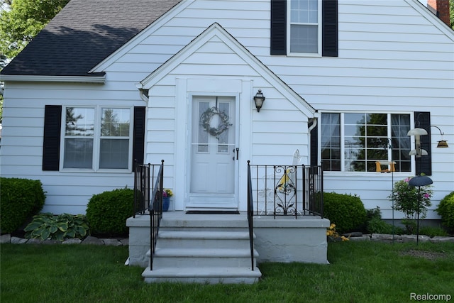 7448 Miller Rd, Swartz Creek, MI 48473 - view of front of home with a front lawn and roof with shingles