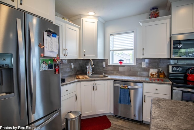 701 Knollcrest Ln, Fremont, MI 49412 - kitchen with appliances with stainless steel finishes, a sink, tasteful backsplash, white cabinets, and wood finished floors