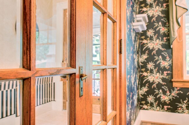 902 Oakridge Dr, Jackson, MI 49203 - corridor with wallpapered walls