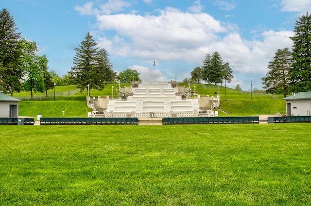 902 Oakridge Dr, Jackson, MI 49203 - view of green lawn