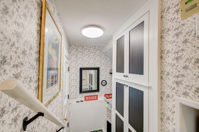 902 Oakridge Dr, Jackson, MI 49203 - corridor featuring wallpapered walls