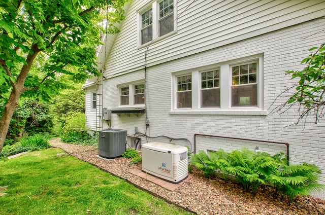 902 Oakridge Dr, Jackson, MI 49203 - view of side of property with central air condition unit and brick siding
