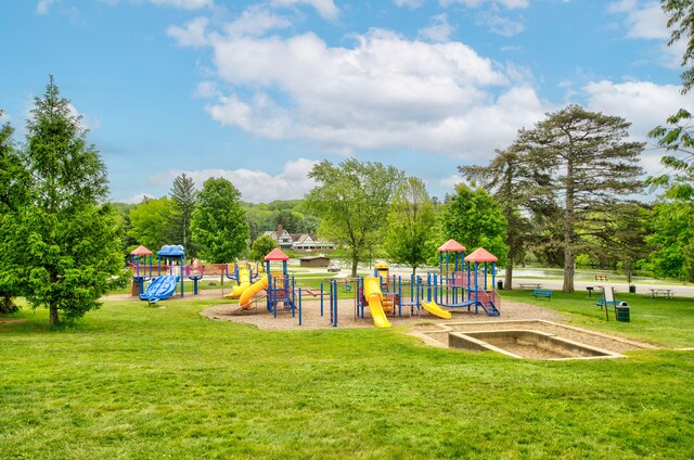 902 Oakridge Dr, Jackson, MI 49203 - community playground featuring a yard