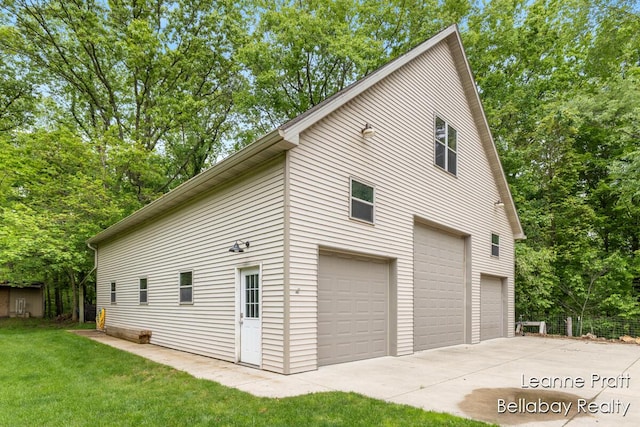 1020 E Woodlawn Ave, Hastings, MI 49058 - view of side of property with a lawn