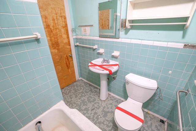 15859 Cloverlawn St, Detroit, MI 48238 - full bath featuring tile walls, wainscoting, and a bath