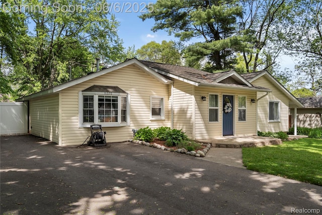 6226 Rowley Blvd, Waterford, MI 48329 - view of front facade