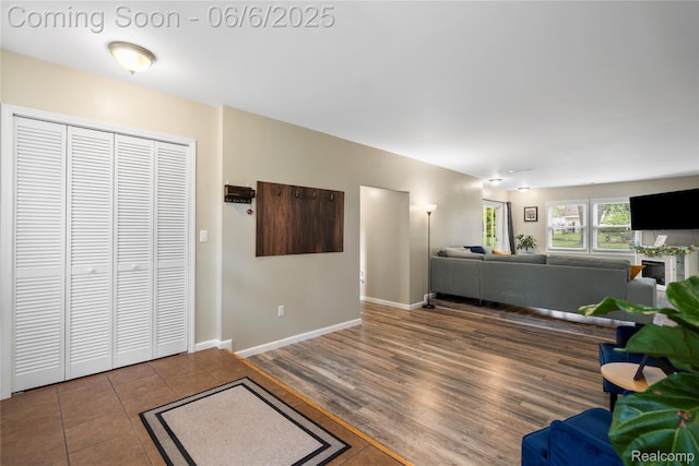 6226 Rowley Blvd, Waterford, MI 48329 - tiled living room with baseboards