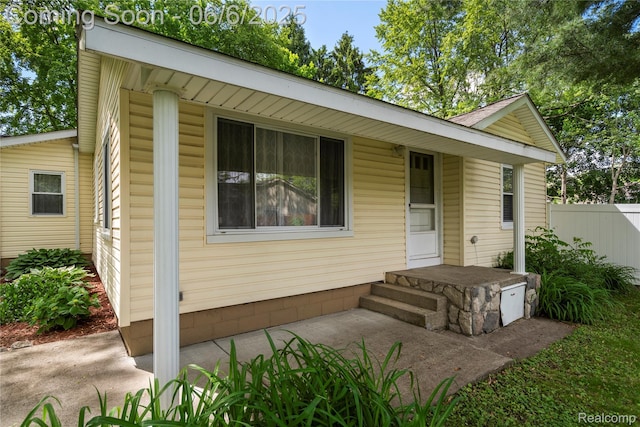 6226 Rowley Blvd, Waterford, MI 48329 - view of bungalow-style home