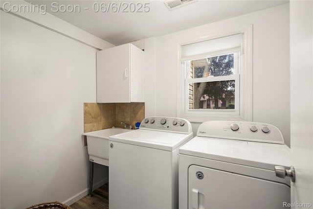 6226 Rowley Blvd, Waterford, MI 48329 - laundry area featuring washer and dryer, wood finished floors, and baseboards