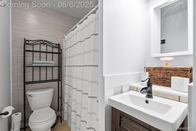 6226 Rowley Blvd, Waterford, MI 48329 - bathroom with toilet, vanity, and curtained shower