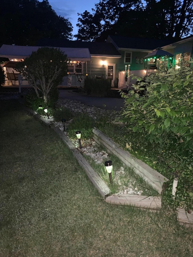 558 Terry St, Muskegon, MI 49442 - view of yard