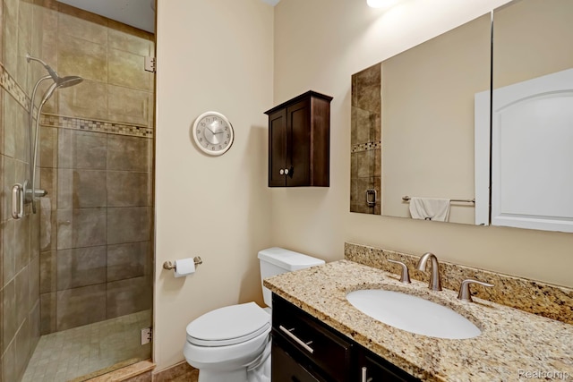 59649 Mallory Ln, South Lyon, MI 48178 - bathroom featuring a tile shower, toilet, and vanity