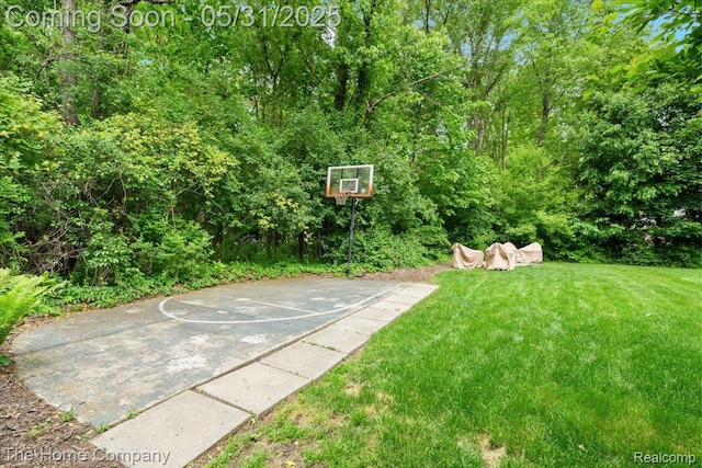 5182 Shady Creek Dr, Troy, MI 48085 - view of sport court with a yard