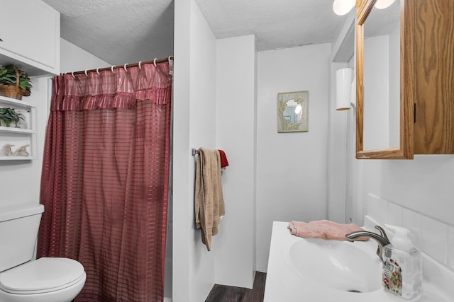547 Pershing Ave, Jackson, MI 49203 - full bath featuring toilet, a textured ceiling, wood finished floors, vanity, and a shower with shower curtain