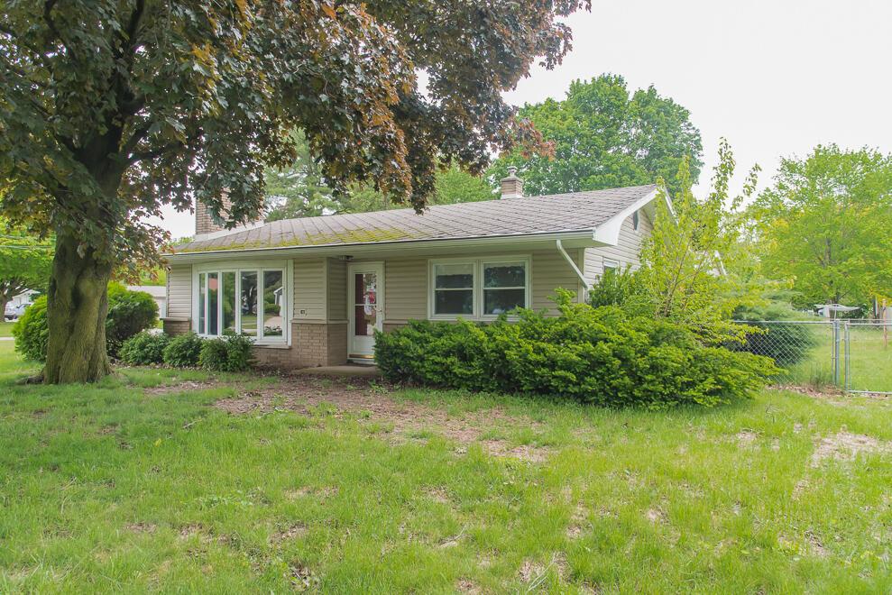 5186 Simmons St, Kalamazoo, MI 49004 - single story home with a chimney and brick siding