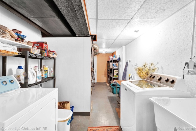 1874 Wickham St Unit 68, Royal Oak, MI 48073 - laundry room featuring washer and clothes dryer and a textured wall