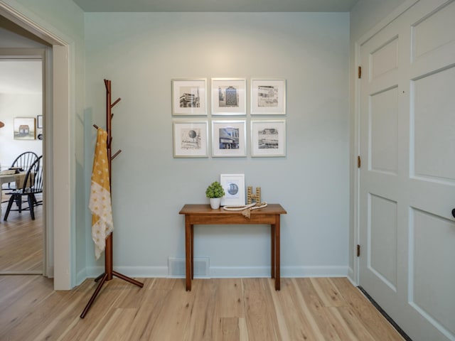906 Wilshire Blvd, Kalamazoo, MI 49008 - hall featuring light wood-style floors and baseboards