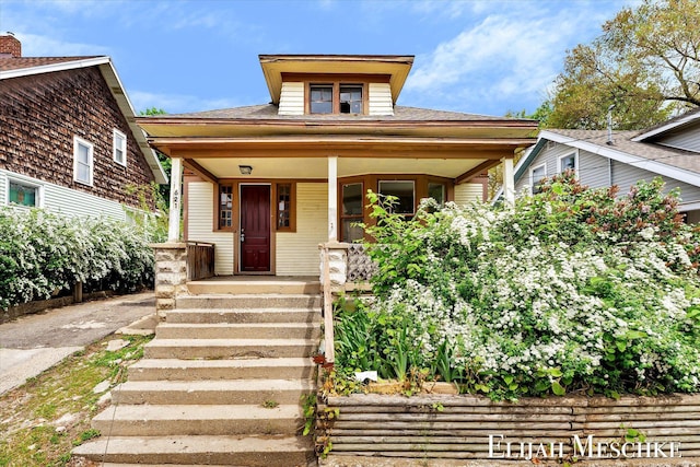 621 Olympia St SW, Grand Rapids, MI 49503 - bungalow-style house featuring covered porch