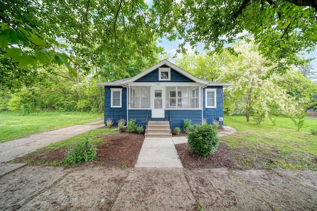 130 N Horton St, Jackson, MI 49202 - bungalow-style house with a front lawn