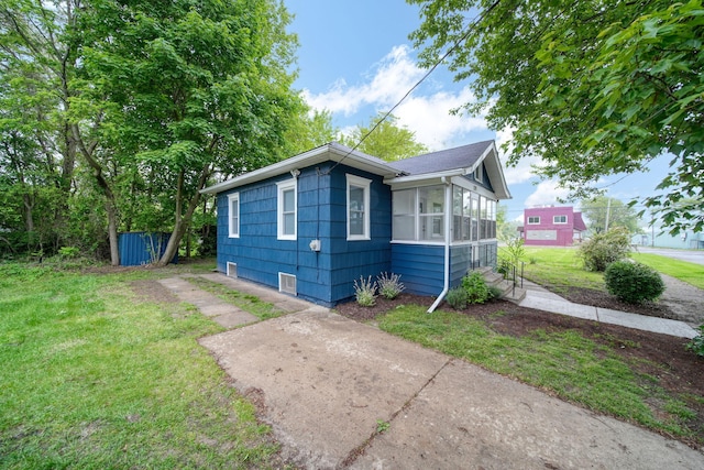 130 N Horton St, Jackson, MI 49202 - view of front facade with a sunroom and a front lawn