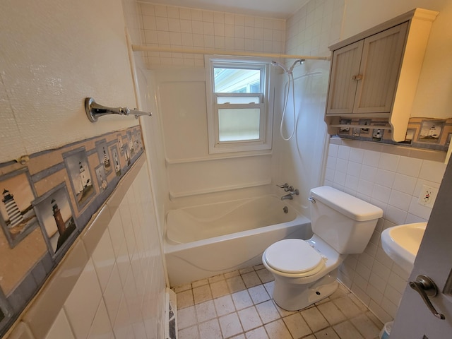 1607 Palmer Ave, Kalamazoo, MI 49001 - full bathroom featuring shower / bathtub combination, tile walls, and toilet