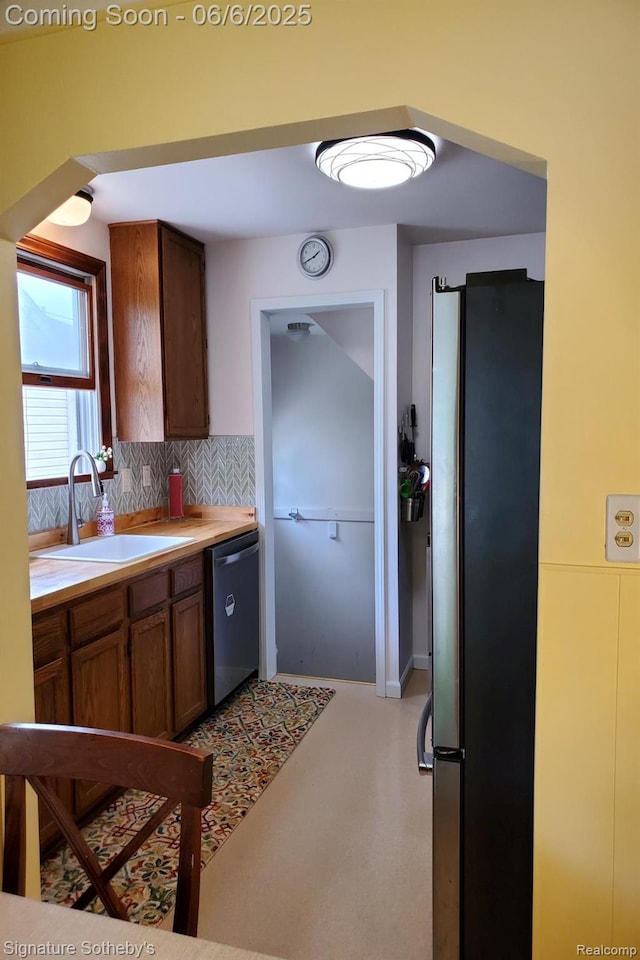 917 N Edison Ave, Royal Oak, MI 48067 - kitchen featuring appliances with stainless steel finishes, a sink, backsplash, and light countertops