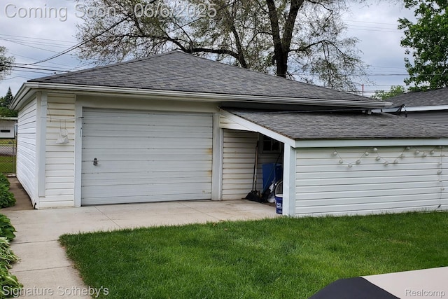 917 N Edison Ave, Royal Oak, MI 48067 - detached garage featuring driveway