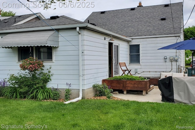 917 N Edison Ave, Royal Oak, MI 48067 - rear view of house featuring a yard and roof with shingles