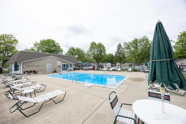 229 Spear St SW, Grand Rapids, MI 49548 - community pool with a patio area