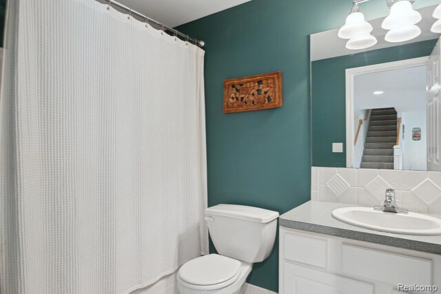 3468 High Hillcrest Dr, Howell, MI 48843 - full bath featuring toilet, vanity, and backsplash