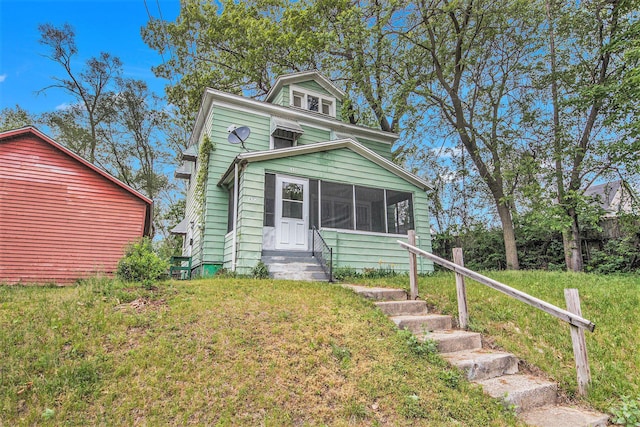 415 Cutler St SW, Grand Rapids, MI 49507 - american foursquare style home with entry steps, a front yard, and a sunroom