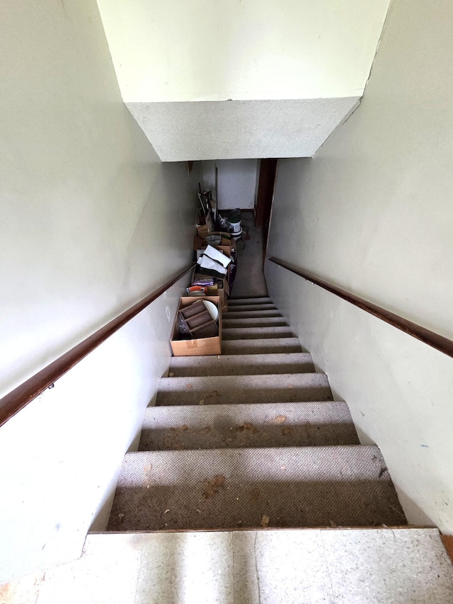 487 E Elizabeth St, Stockbridge, MI 49285 - view of staircase