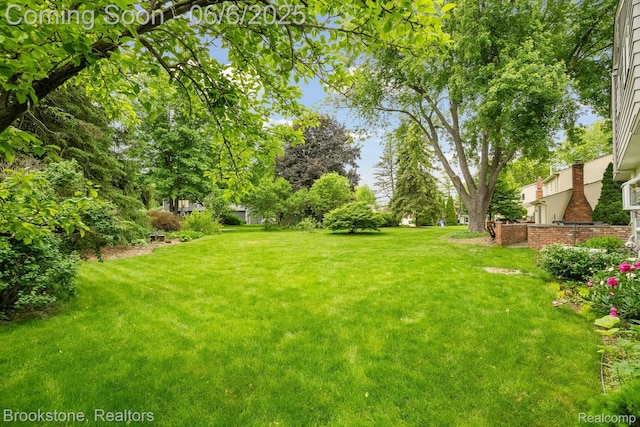 2831 Aurora Dr, Lake Orion, MI 48360 - view of grassy yard