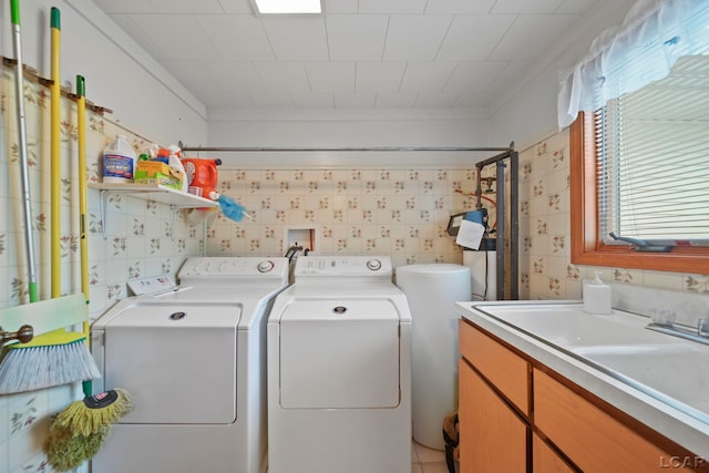 227 Lake View Dr, Hudson, MI 49247 - laundry area with washing machine and clothes dryer and a sink