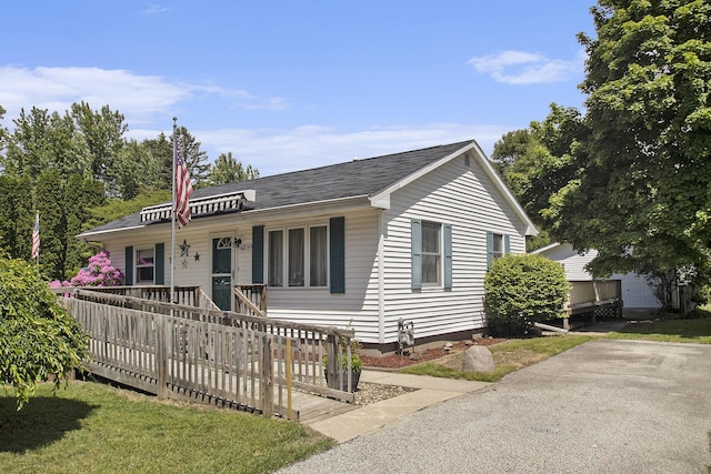 68149 Lawndale St, Edwardsburg, MI 49112 - ranch-style house featuring a porch and roof with shingles
