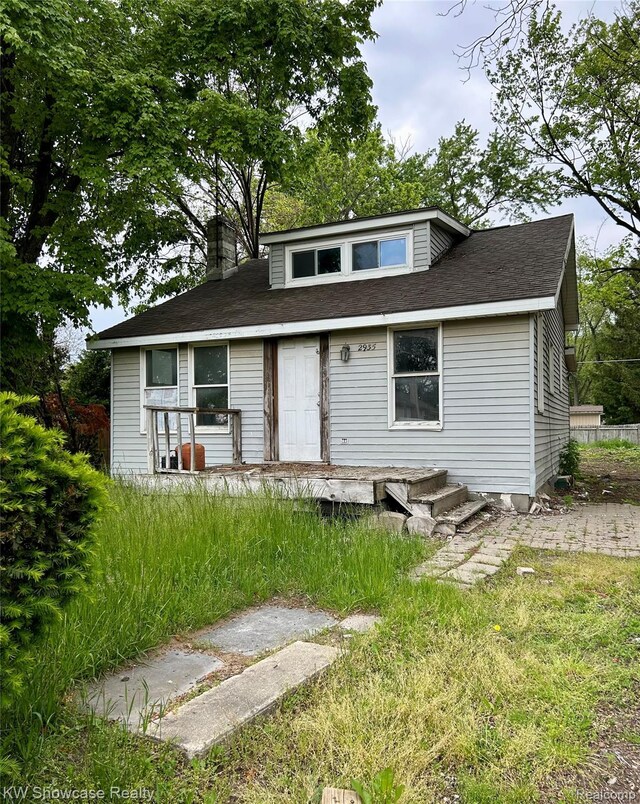 2935 Jackson Blvd, Highland, MI 48356 - view of front of house featuring a chimney