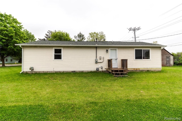 519 S Elm St, Lapeer, MI 48446 - rear view of property featuring a yard