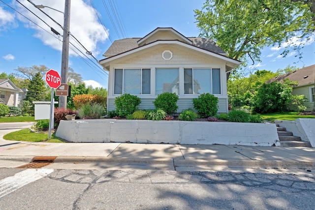 350 N Broadway St, Lake Orion, MI 48362 - bungalow-style house featuring roof with shingles