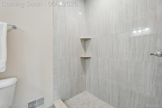 1720 Carlisle St, Howell, MI 48855 - full bath featuring tiled shower and toilet