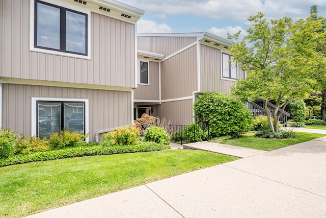 193 Wayne St, Saint Joseph, MI 49085 - view of front of house featuring a front yard