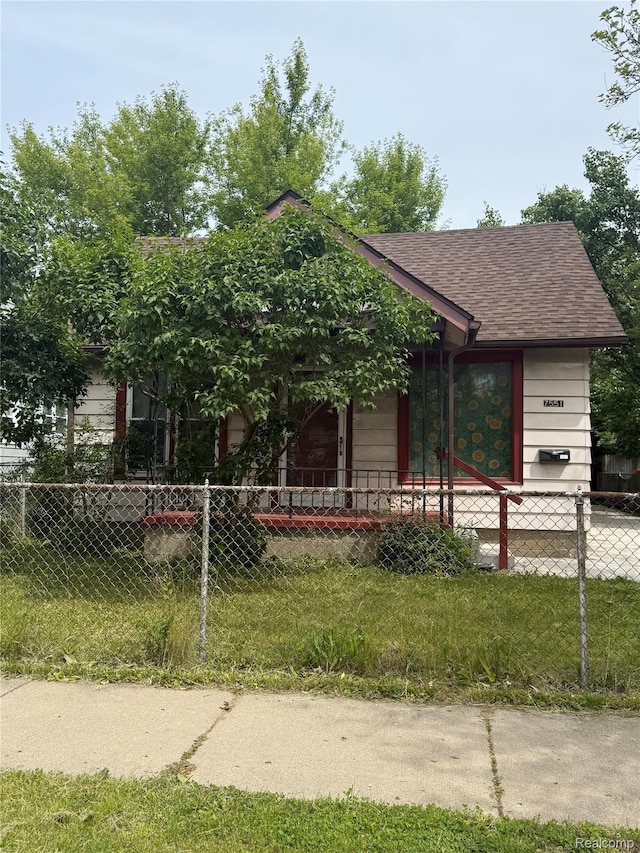 7551 Toepfer Rd, Warren, MI 48091 - view of front of house featuring a shingled roof and a fenced front yard