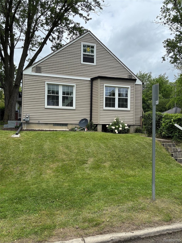 1139 S 7th St, Ann Arbor, MI 48103 - view of front of property with a front yard