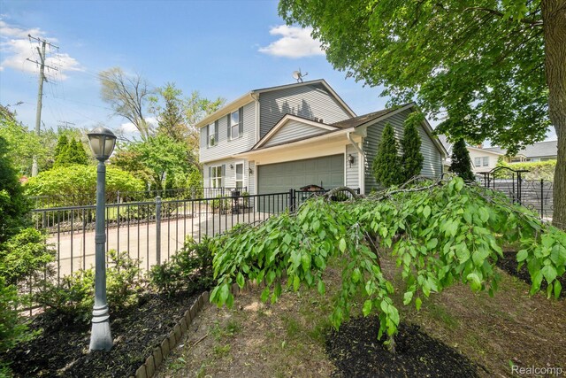 1011 Knowles St, Royal Oak, MI 48067 - view of front facade featuring a garage