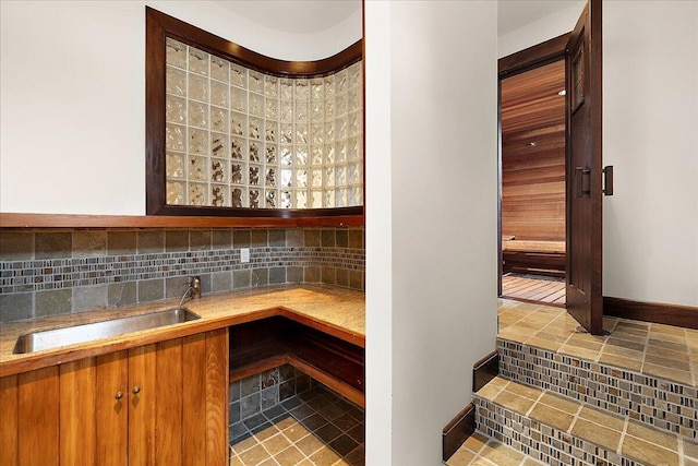 490 E Long Lake Rd, Bloomfield Hills, MI 48304 - indoor wet bar featuring decorative backsplash and baseboards
