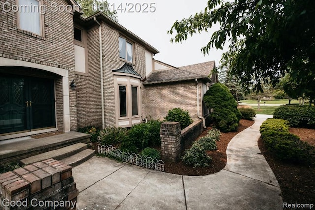 515 Oakbridge Dr, Rochester, MI 48306 - view of side of home featuring brick siding