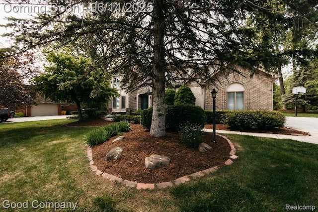 515 Oakbridge Dr, Rochester, MI 48306 - view of property hidden behind natural elements featuring a front yard and brick siding